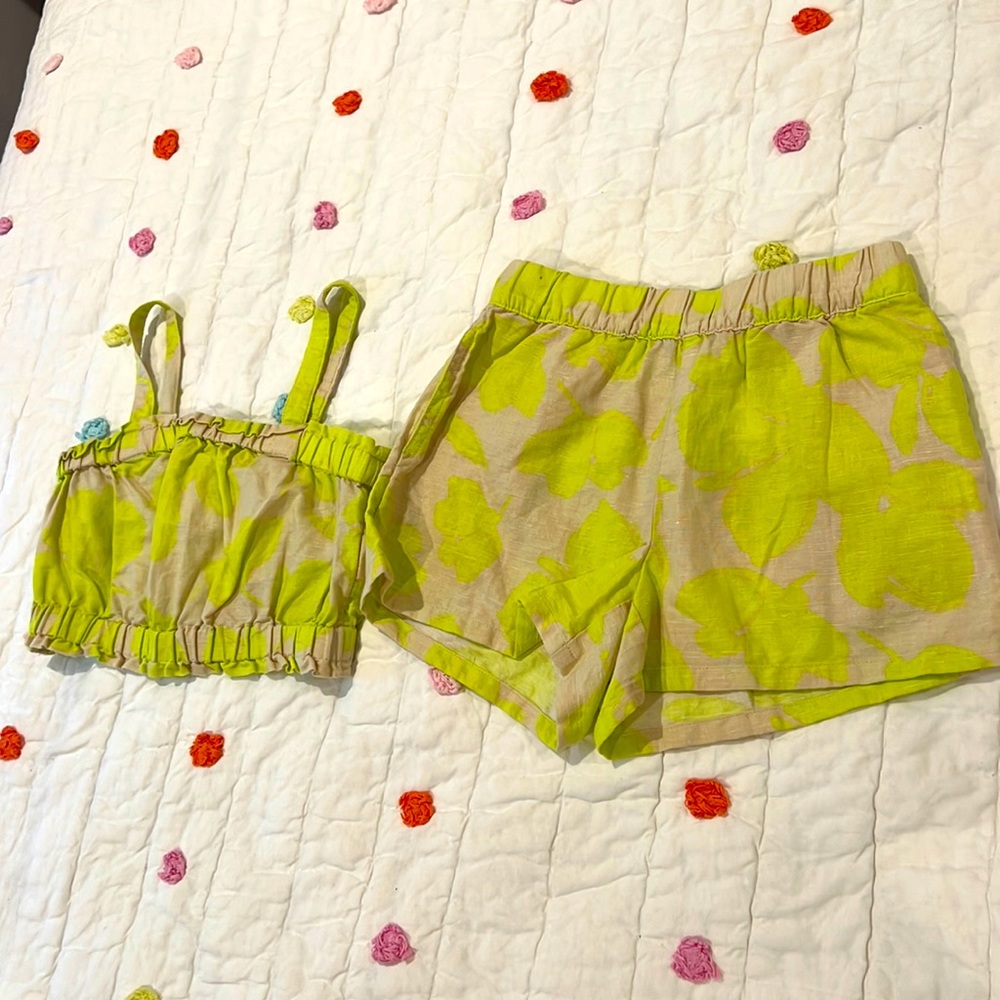 Size S girls crop top and matching short set by GAP. Linen material. Excellent.